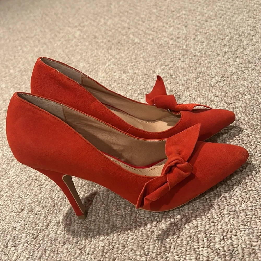 Colin Stuart red suede heels, size 7.5 with removable/moveable bow NEW! - Picture 2 of 7